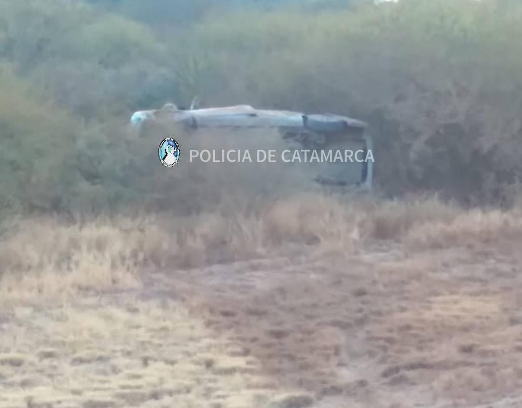 turistas-volcaron-en-un-auto-y-terminaron-en-el-hospital