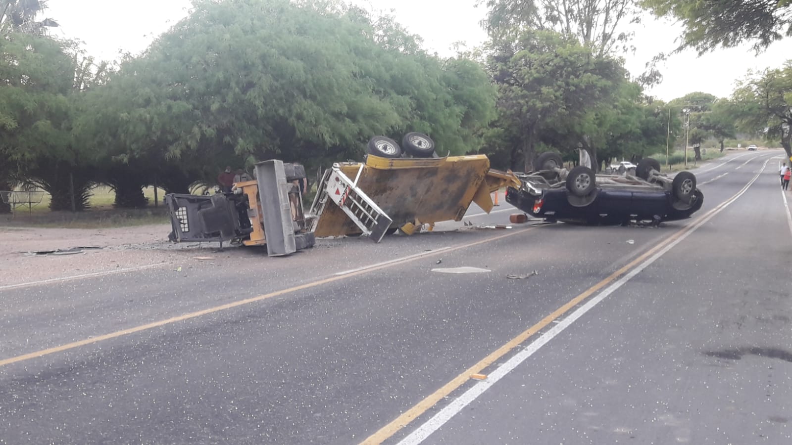 volco-una-camioneta-que-trasladaba-una-minicargadora-por-ruta-provincial-n-1