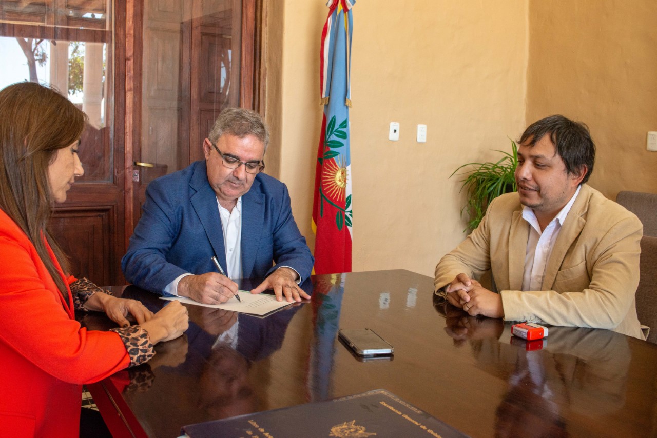 provincia-formalizo-el-traspaso-de-tierras-al-municipio-de-tinogasta