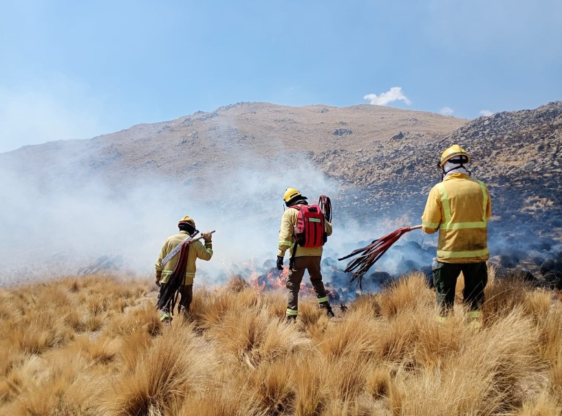 incendio-de-gran-magnitud-en-la-cuesta-de-minas-capillitas