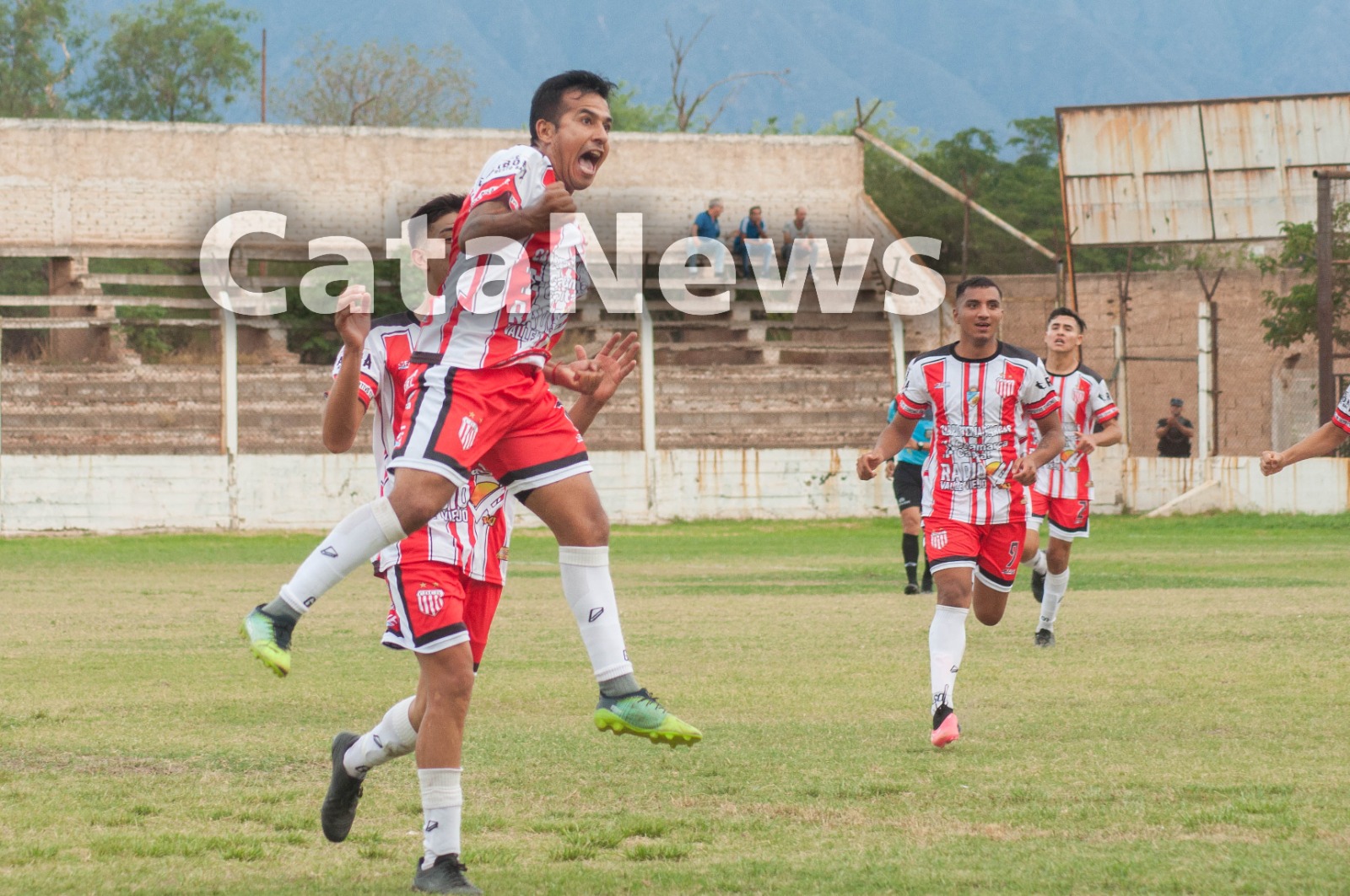 la-banda-derroto-al-santo-y-mantiene-la-ilusion