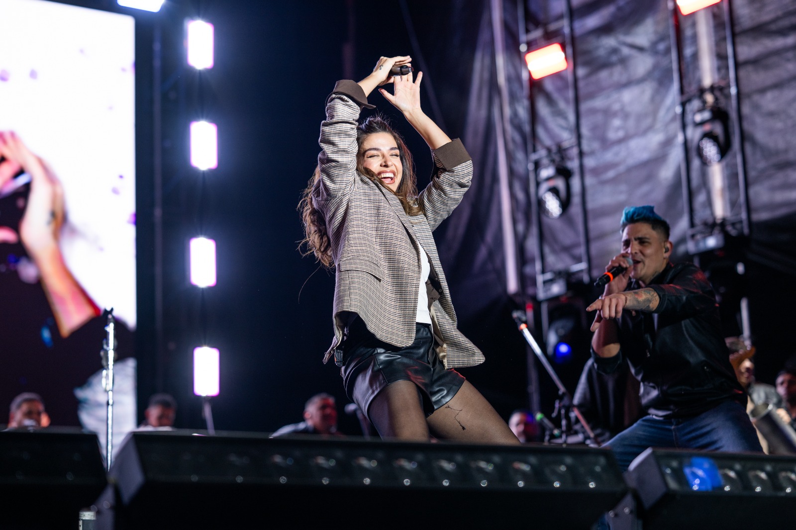 el-poncho-sunset-fue-una-fiesta-con-abel-los-herrera-euge-quevedo-y-20-mil-personas-en-el-publico
